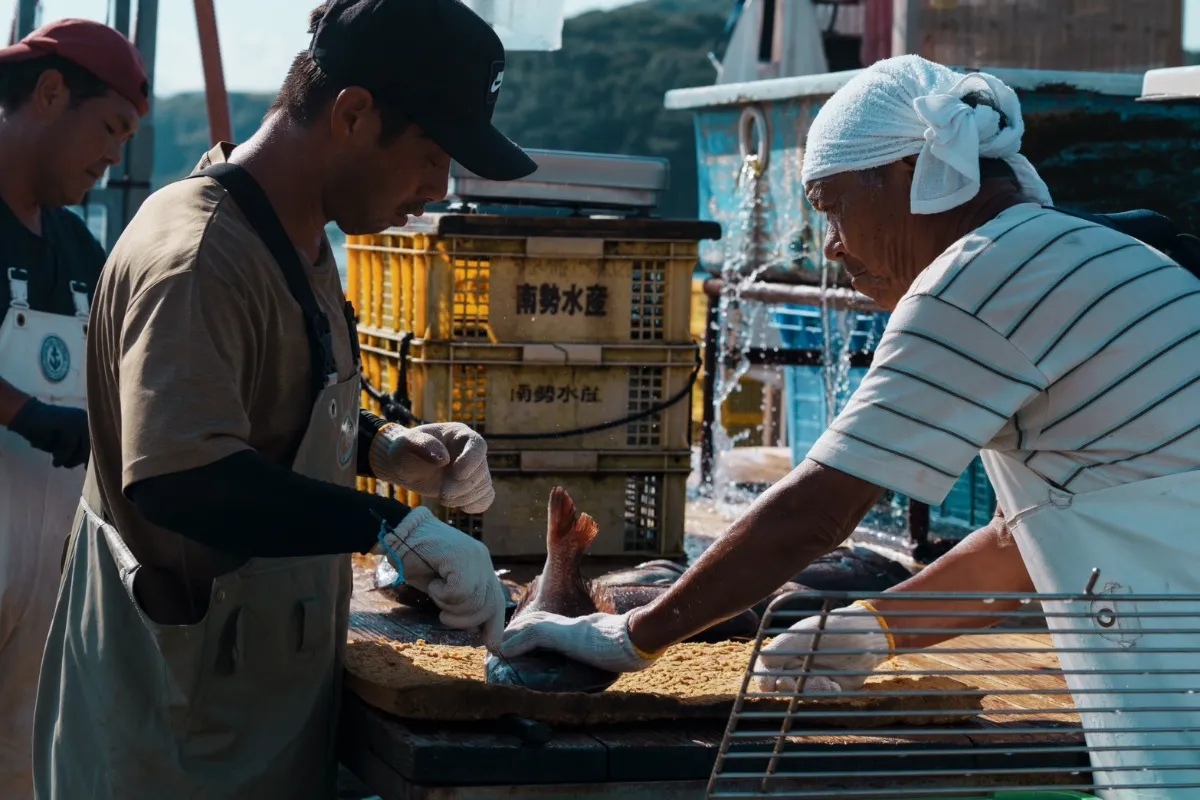 南勢水産の漁師たちの作業風景